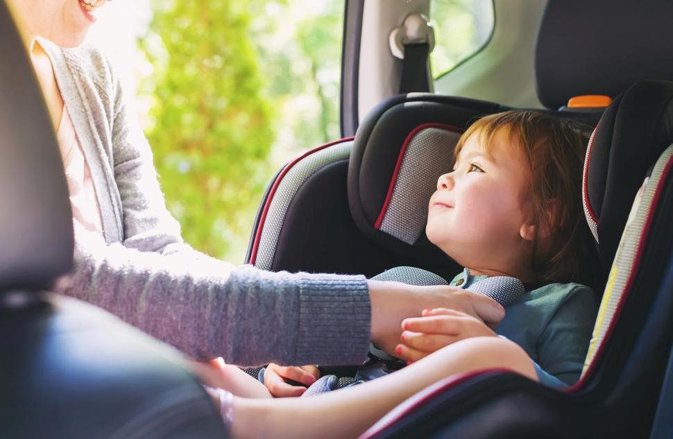 Dlouhé cestování s dětmi: Jak Zvládnout jízdu v autosedačce